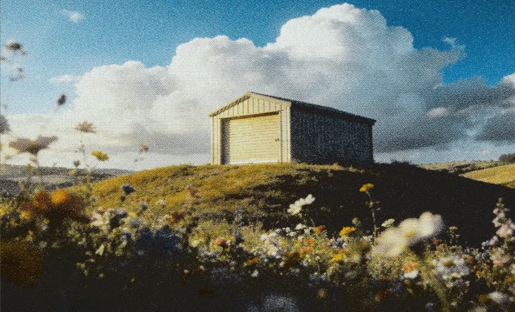Unité d'entreposage isolée au sommet d'une colline, en demi-teinte